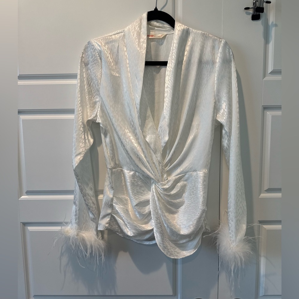 Intempo Feather Sleeve Satin Twisted Front Top Collared VNeck Womens Size Medium